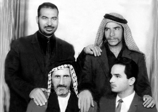 الواقفون من اليمين الرادود حيدر الانباري و جواد الحداد المشهور بالشمر والجالسون الرادود ...... وكاظم المنظور