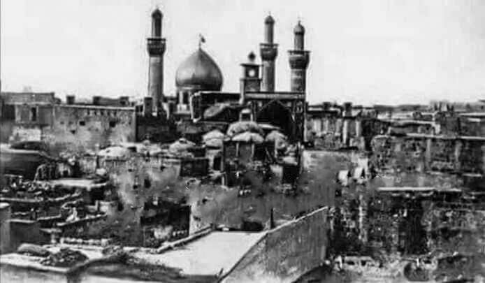 مرقد الإمام الحسين (ع) وتظهر في الصورة ثلاث منائر قبل هدم مأذنة العبد عام ١٩٣٠ .