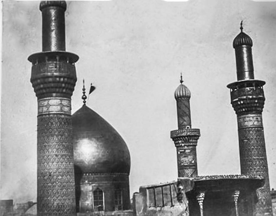 مرقد الامام الحسين عليه السلام في عشرينيات القرن الماضي وتظهر فيها منارة العبد