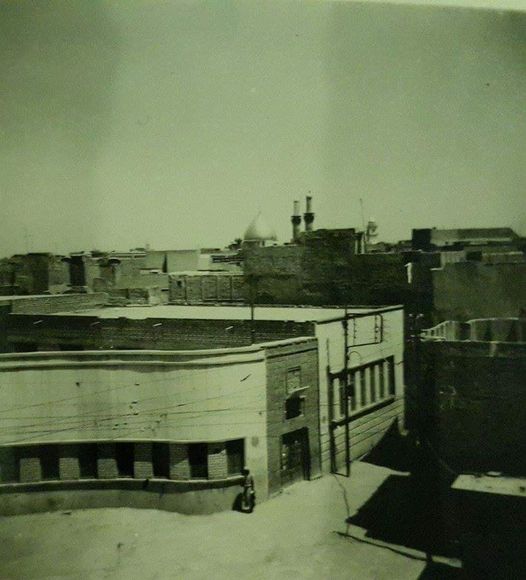 المدرسة العباسية عام 1961 ويظهر في الصورة من بعيد مرقد ابي الفضل العباس ع