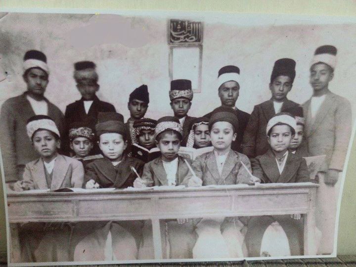 الزي الرسمي لطلبة مدرسة كربلاء الابتدائية سنة 1930