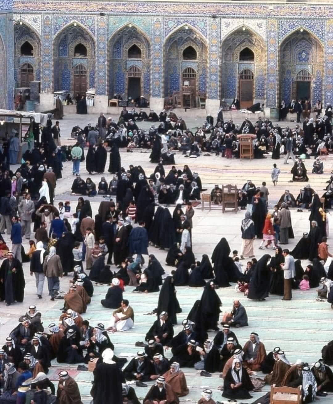 الصحن الحسيني الشريف باحدى الزيارات في ثمانينات القرن الماضي